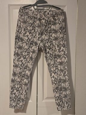 Snake Print High Rise Skinny Leg Jeans - Gray & White Size 12